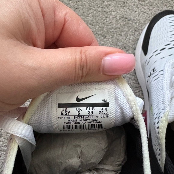 Nike sneakers kids size 6.5 , in woman’s it’s size 8 - Picture 6 of 6